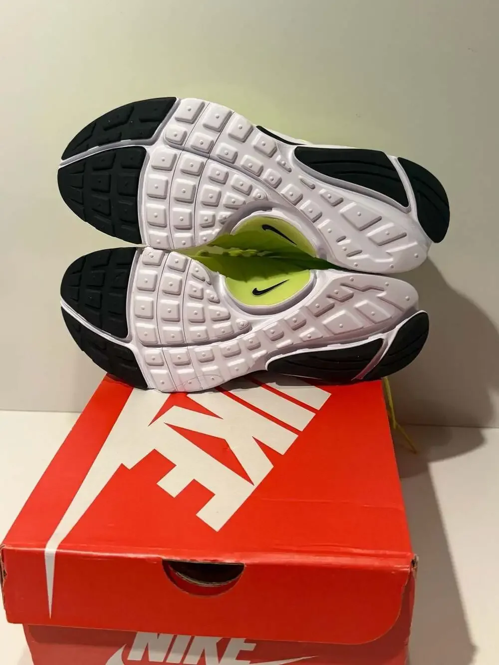 Nike Air Presto Size 5.5 Volt Black White